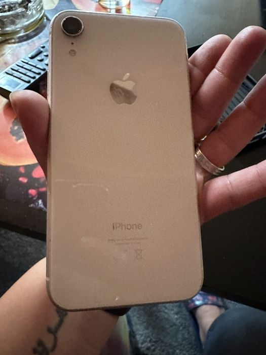 Продавам iPhone XR