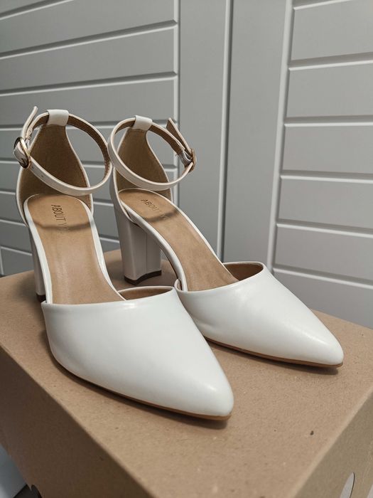 Официални бели обувки на ток