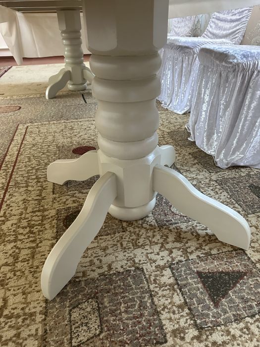 Обеденный стол для гостиной