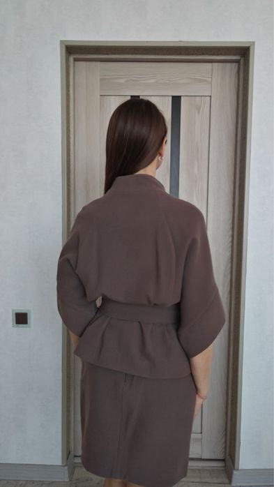 Продам весенний костюм