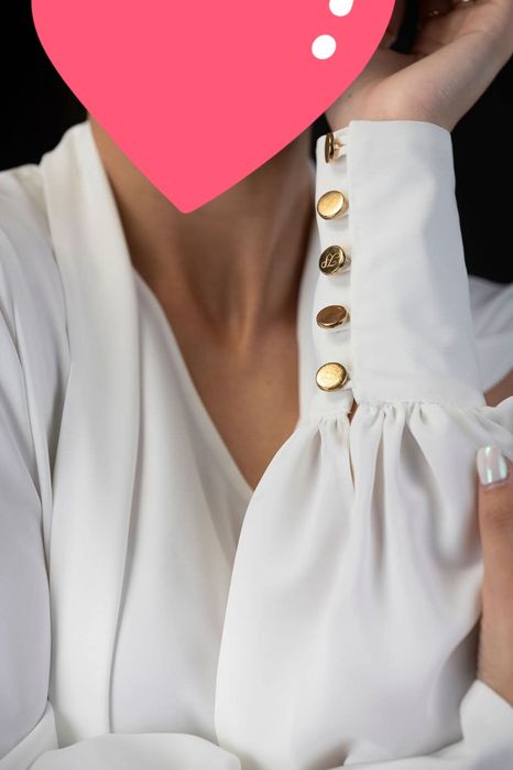 Бяла риза с цепка на ръкава