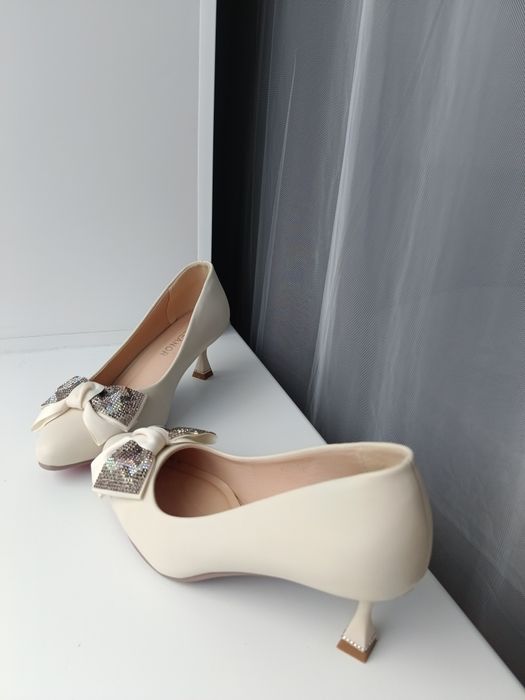 Продам женские, элегантные туфли