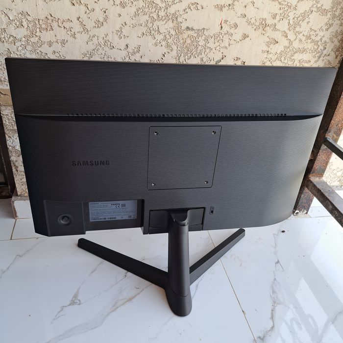 Samsung Essential S3 monitor
