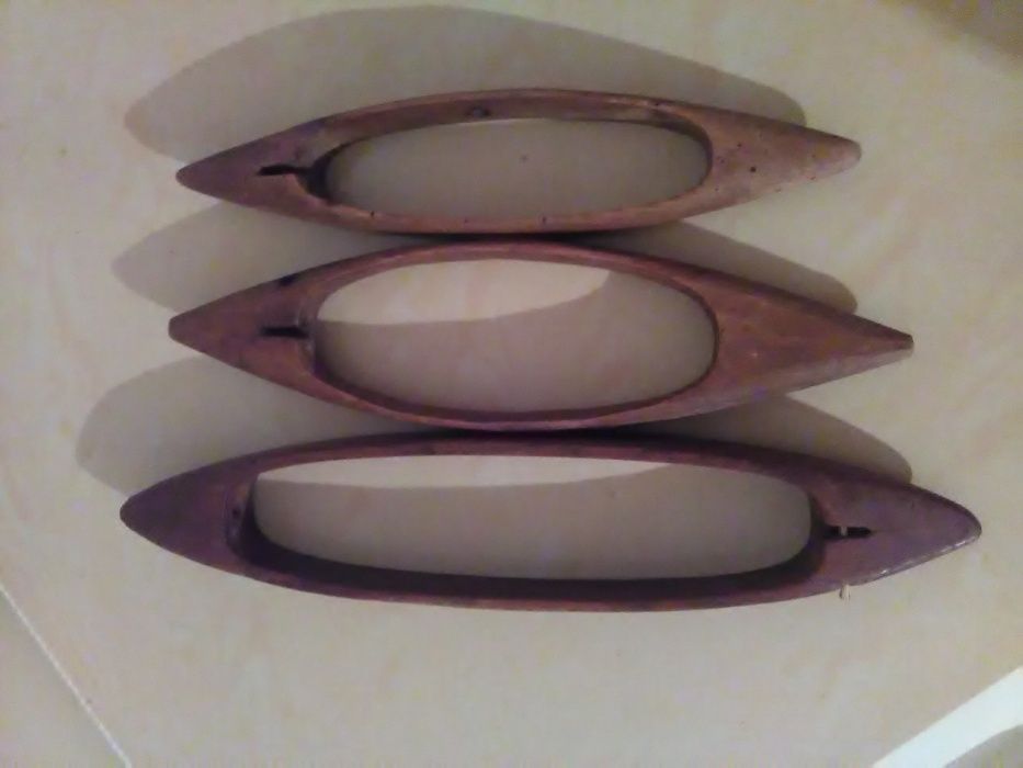 Старинни вещи - овчарска торбичка, совалки, мотовилка, дървен сърп, ху