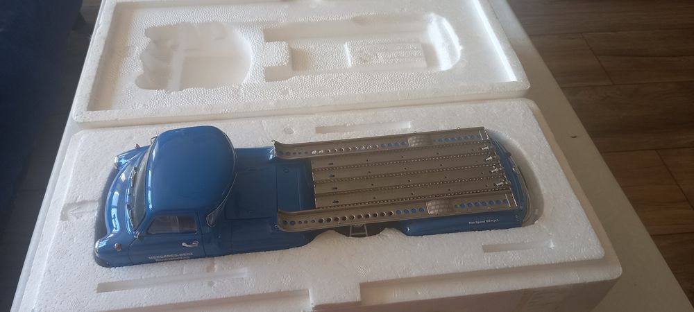 CMC Mercedes Benz  Renntransporter 1:18