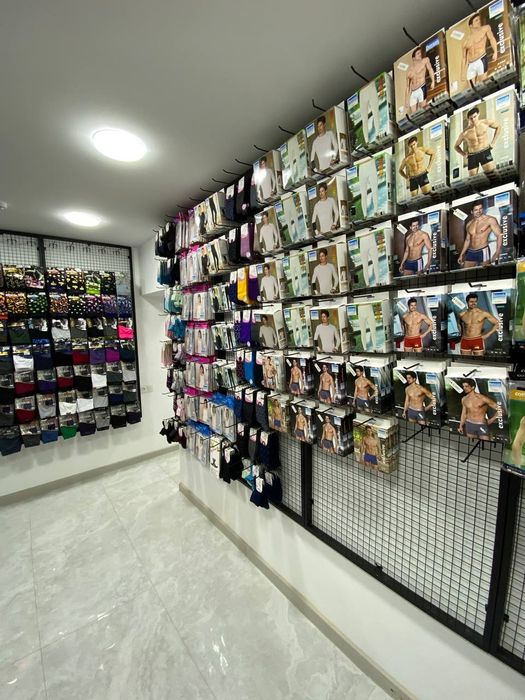 Магазин одежды. Торговые точки. Полки. Вешалки для оодежды