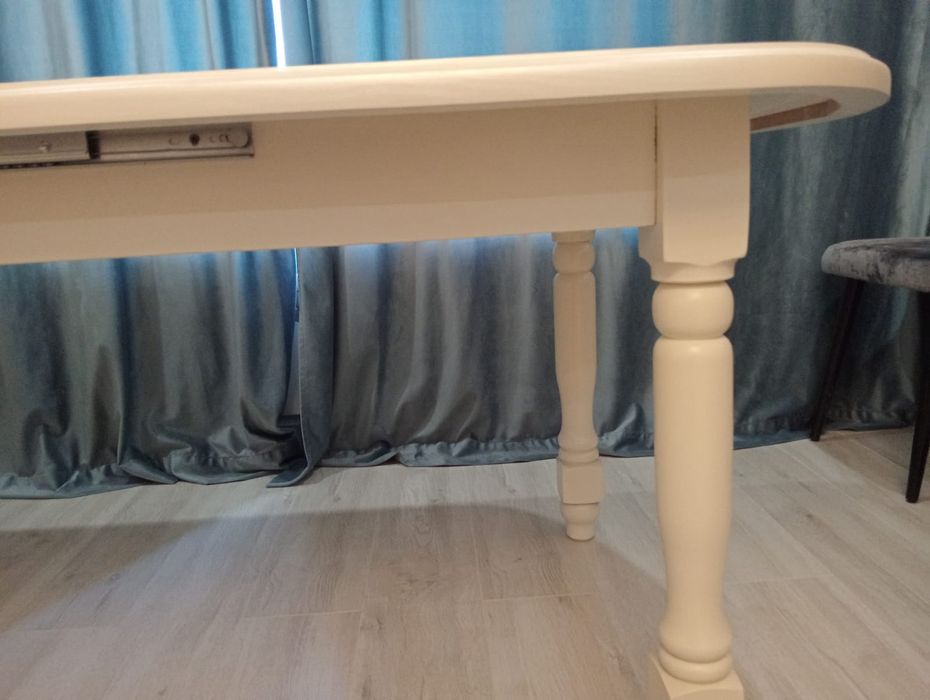 Стол без стульев