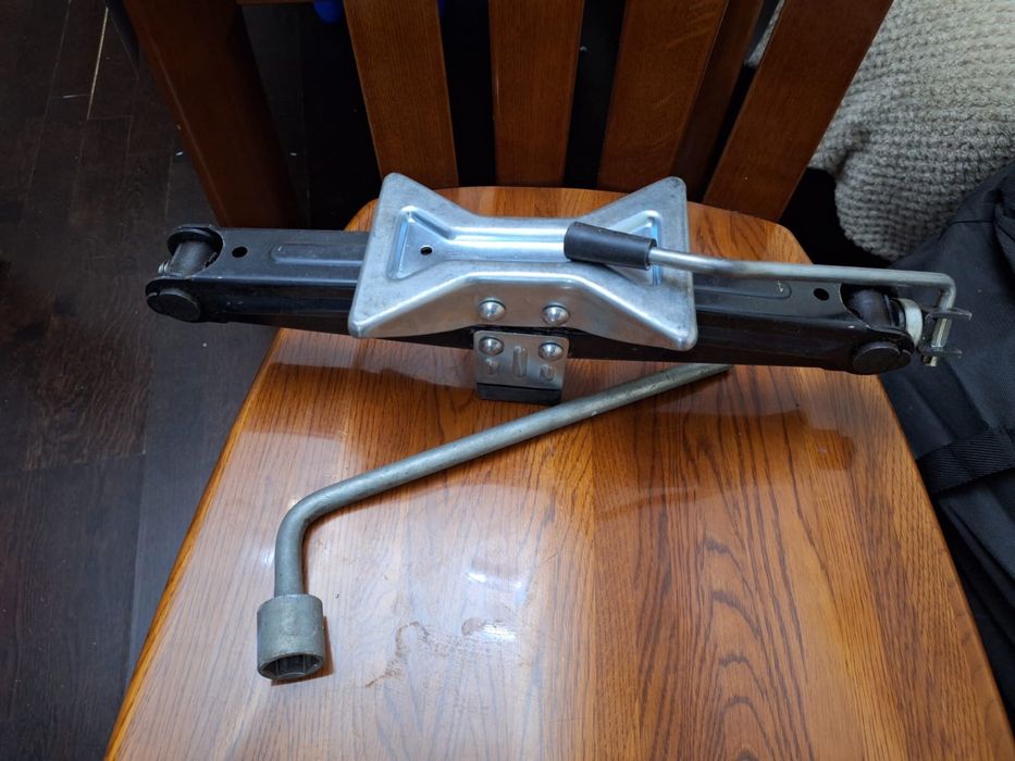 Домкрат автомобильный