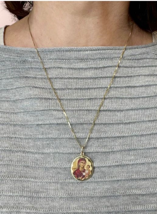 Pandativ aur masiv 14 k, dama, pictat manual/tehnica email, superb, stare impecabilă, reprezentand pe Sfanta Fecioară Maria cu Pruncul Iisus