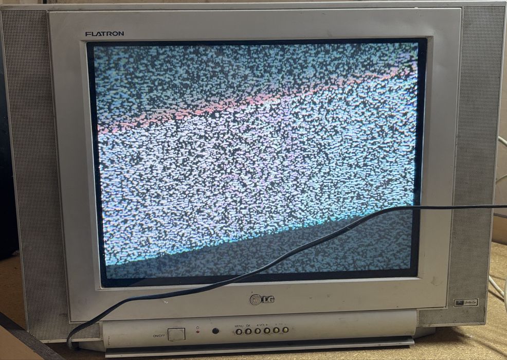 Два телевизора работающие