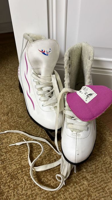 Продам женские коньки