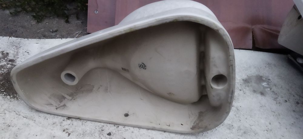 Писуар и раковина.