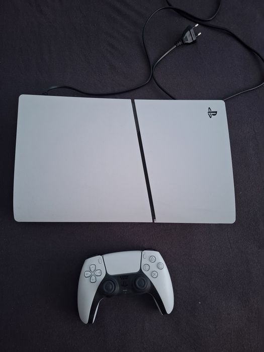 Vând ps5 slim digital 1 TB + 1 maneta