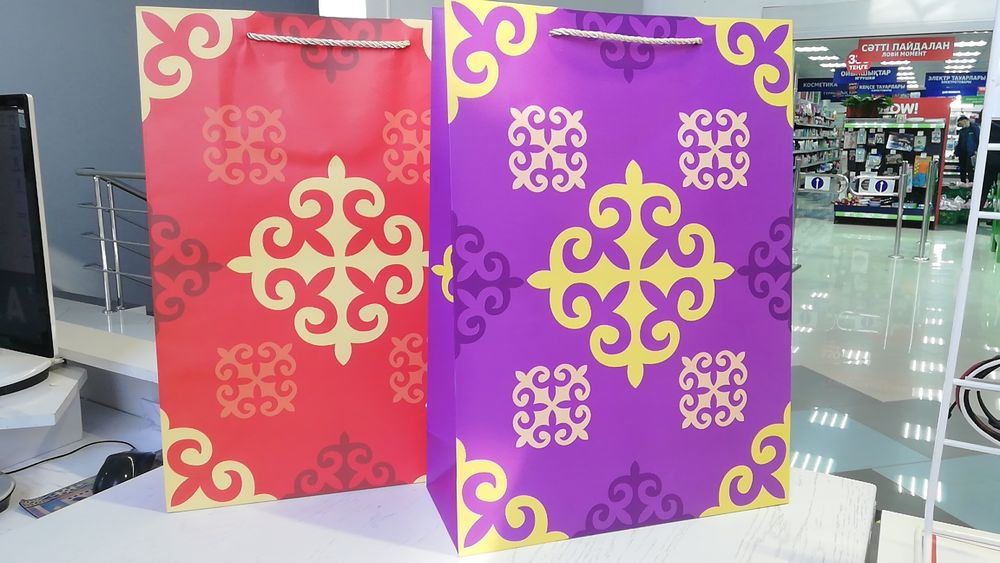 Пакеты коробки подарочные