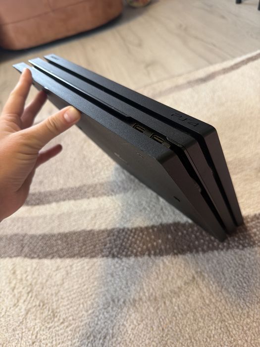 Play station 4 foarte putin folosit e de un Tera