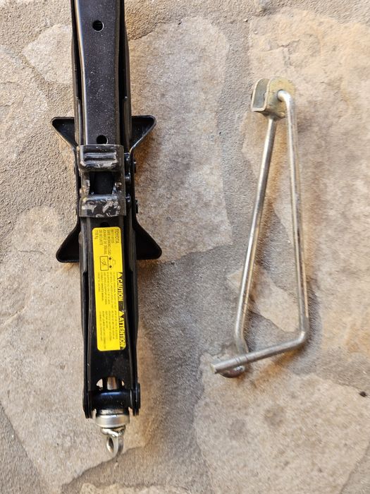 Крик с ключ за Toyota Rav 4