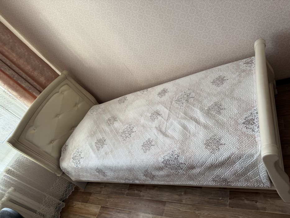 Кровать с матрасом