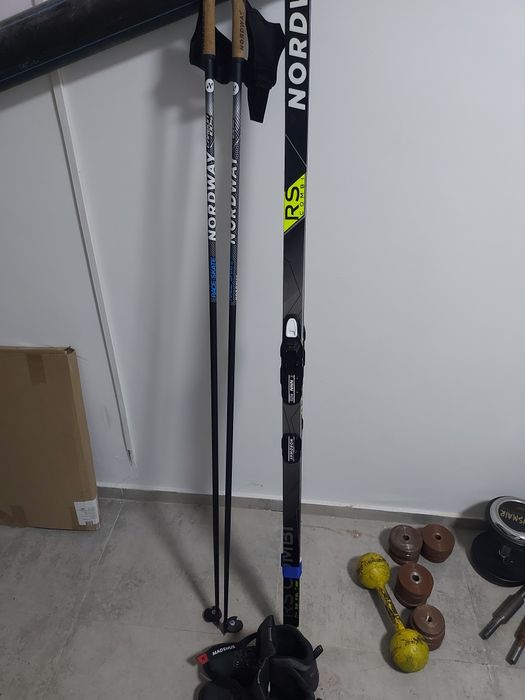 Лыжи с палками и обувью