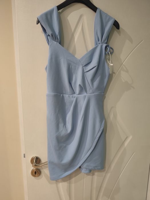 Къса синя рокля,