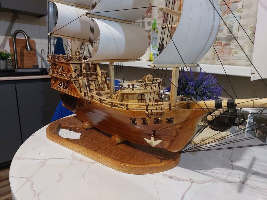 Корабль  сувенир из дерева