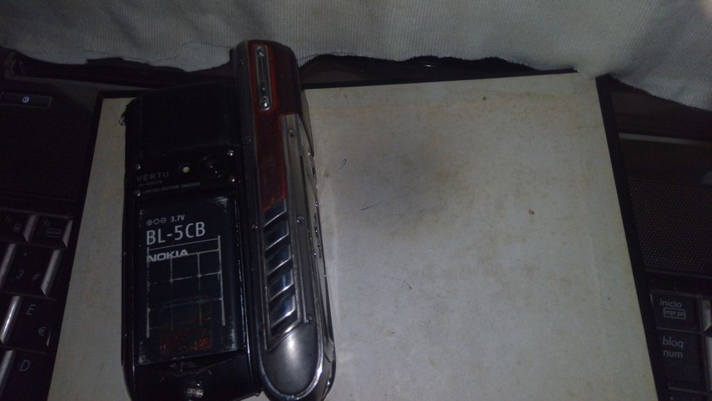 VERTU TI Ferrari 2 tel.functionale la pretul de 1300lei