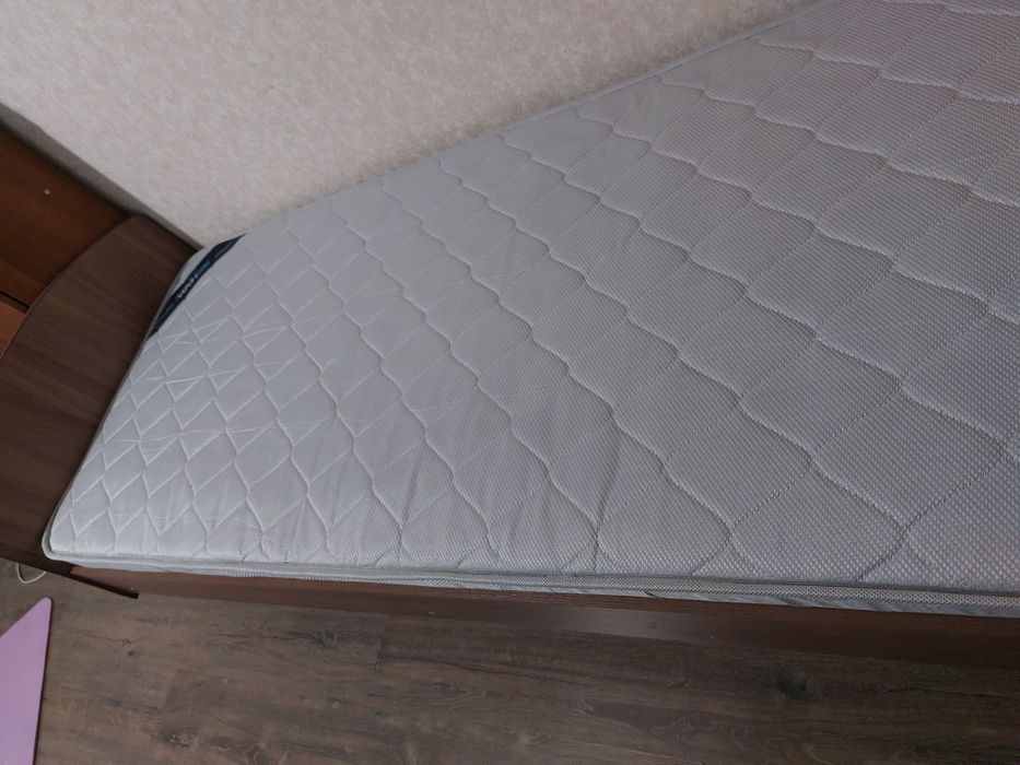 Продам кровать с новым матрасом