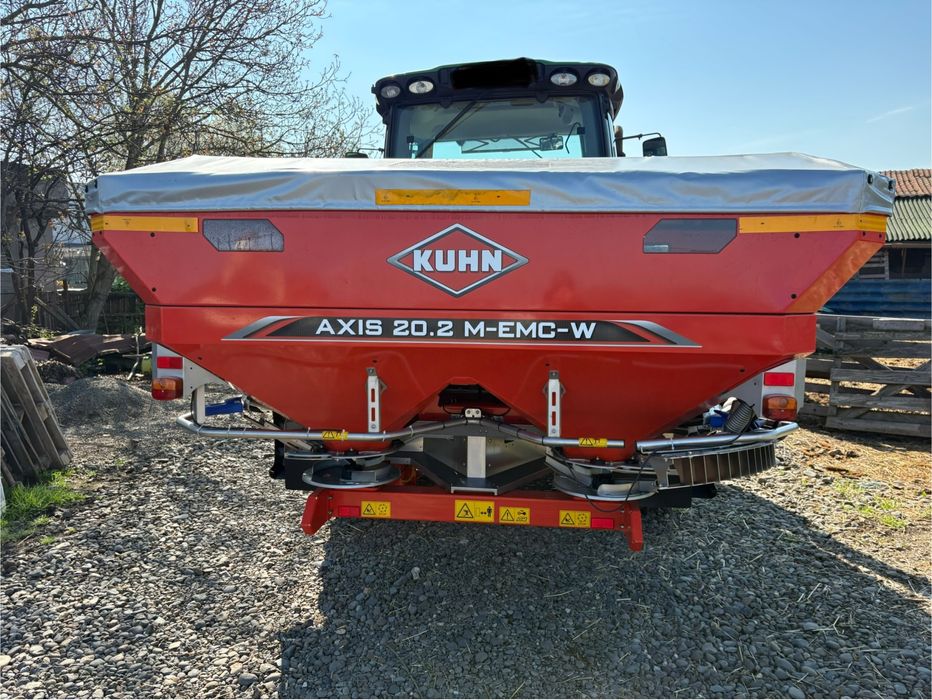 Tractor John Deer 6120R + Kuhn Axis 20.2