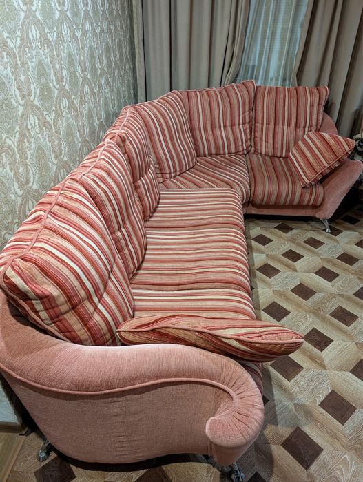 Мягкий угловой диван.