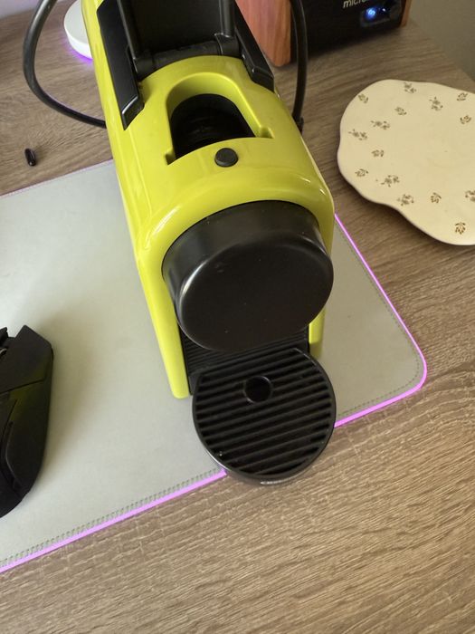 Продам капсульную кофеварку Delonghi