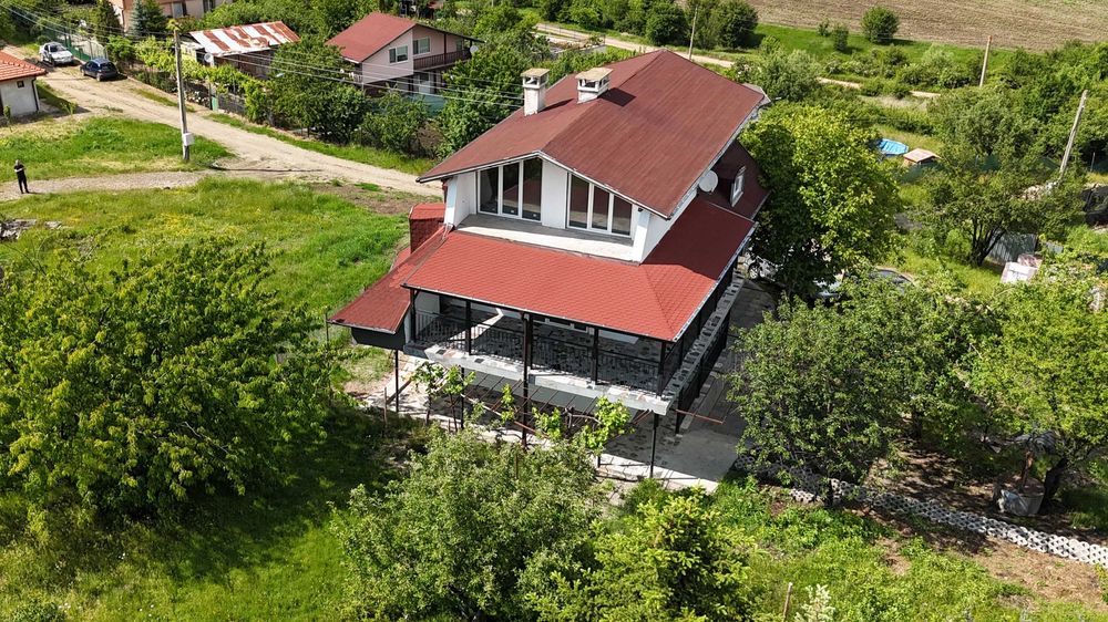 Триетажна къща във вилна зона Стожера на село Драговищица до град Костинброд. На 14 километра (20 минути) от София.