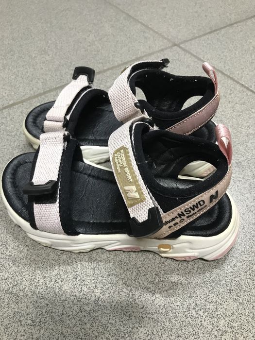 Продам сандали для девочки.