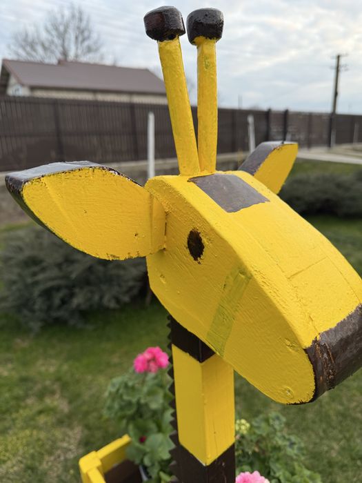 Girafa gigant din lemn personalizata ghiveci flori si decor