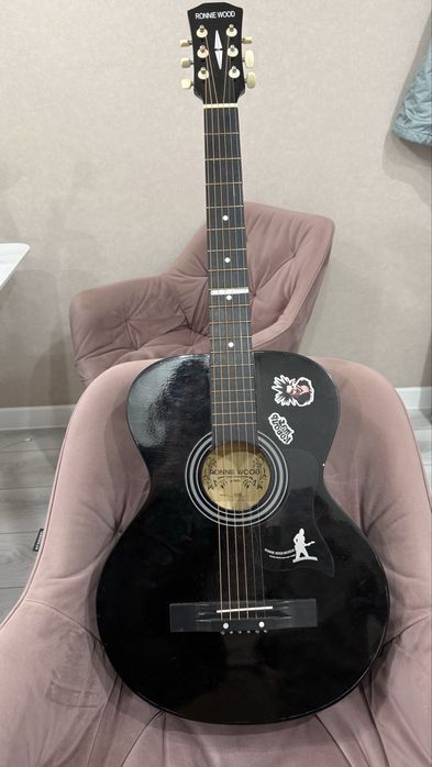 Продам акустическую гитару