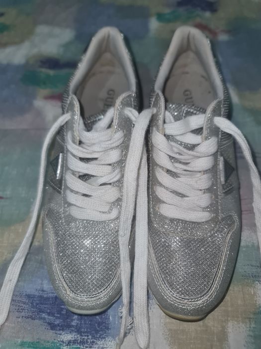 Adidasi  dama guess. Arata ca in poze si sunt foarte usori.