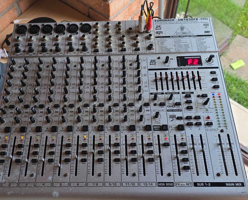 Mixer Behringer UB1832FX-PRO defect