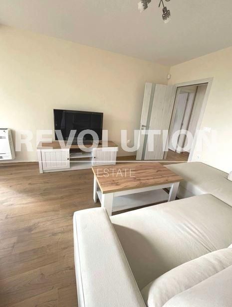 Дава се под наем Двустаен апартамент в Варна, Чайка - 80 кв.м за 747.66 € - Снимка #2