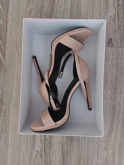 Сатенени сандали с ток