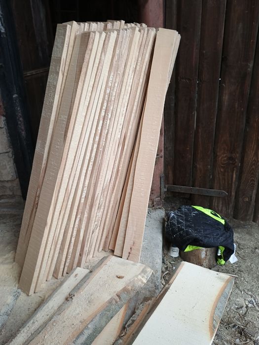 Vând scânduri și pătrate de brad