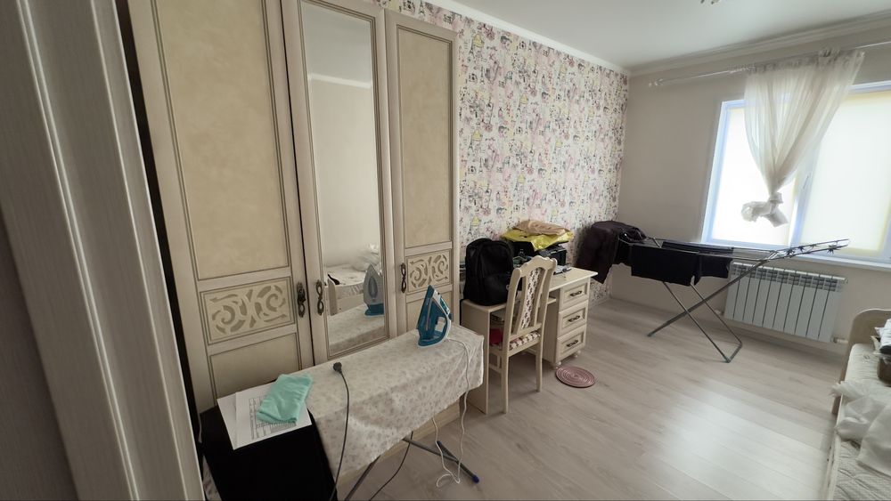 Шкаф, стол, кровать