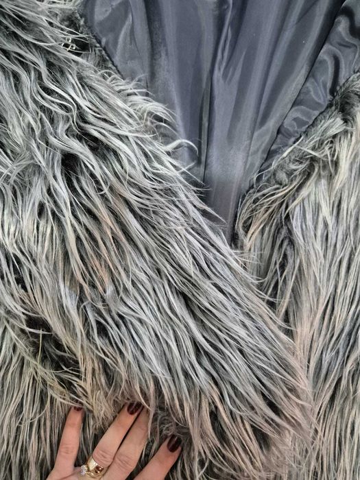 Aceasta este o jachetă din blană artificială gri