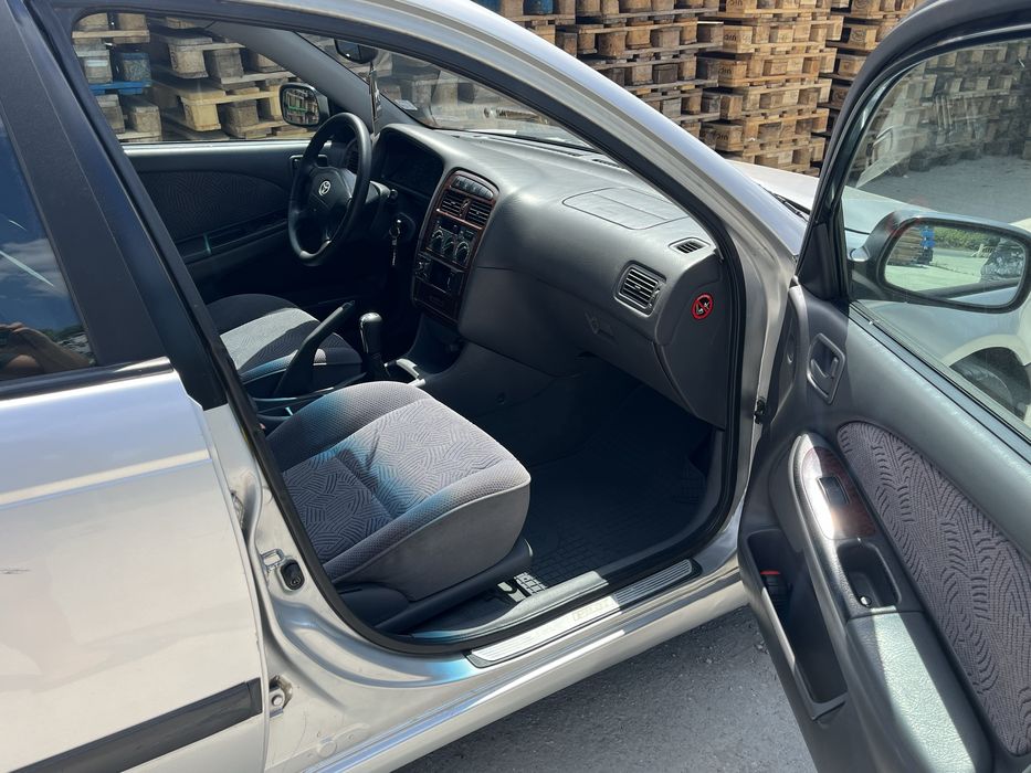 Toyota avensis цала за части или за ремонт