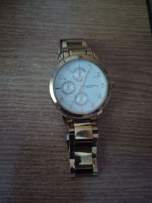 Vand ceas auriu cu pietre cristaline de dama  marca Daniel Klein