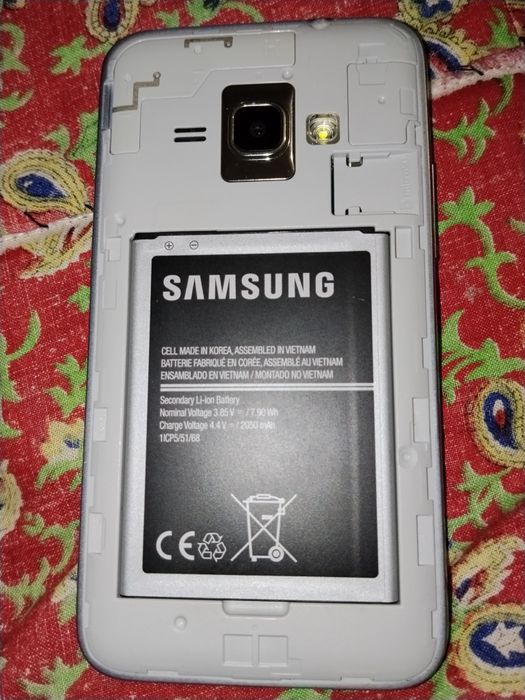 Смартфон Samsung j1