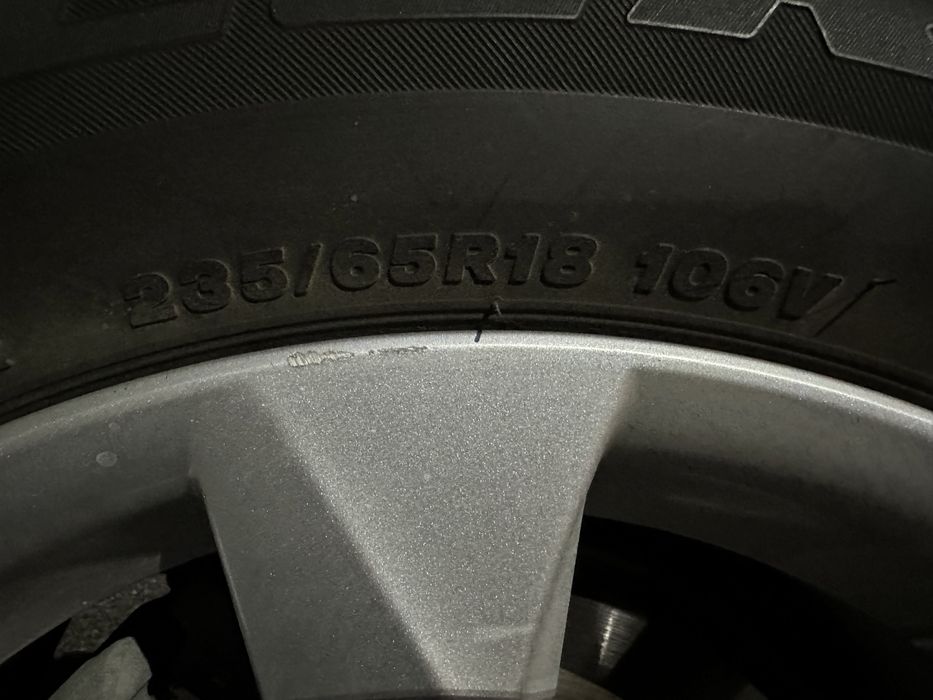 Продам резину Bridgestone 235/65 R18 летняя 4шт