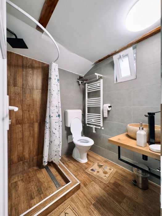 inchiriez apartament 2 camere (60 mp) intr-o casa cu curte comuna