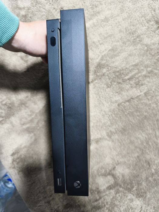 Vând Xbox one X 1tb 1 controller