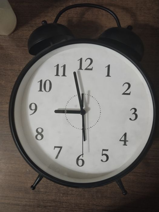 Продаю настенные  часы будильник