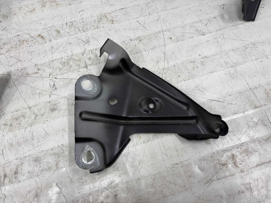 Ляв държач калник БМВ Х1 Ф48 Десен държач/водач калник БМВ Х1 Ф48