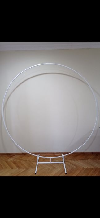 Арка маса и статив под наем