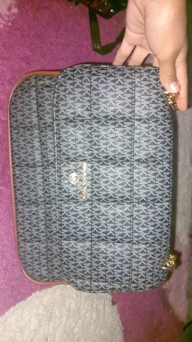 Vând geanta și un ghiozdanel , sunt noi